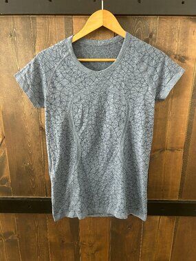 Lululemon Women’s Size 10 Textured Heather Blue Short Sleeve Tee